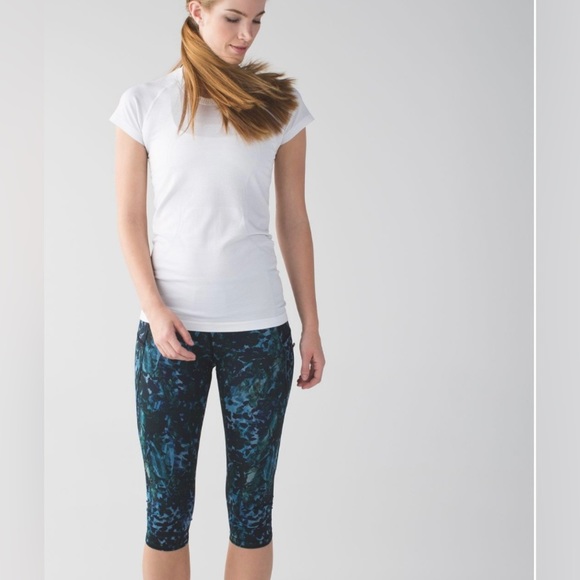 Lululemon Run: Top Speed Crop *Full-On Luxtreme
Floral Backdrop Blue Denim Multi - Picture 3 of 10